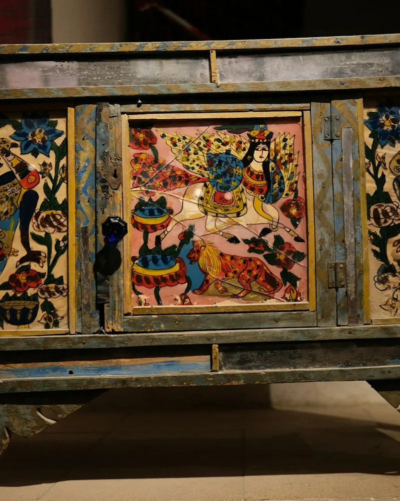 Detail malovaných panelů starší truhly s ornamentem a obtaženou hranou